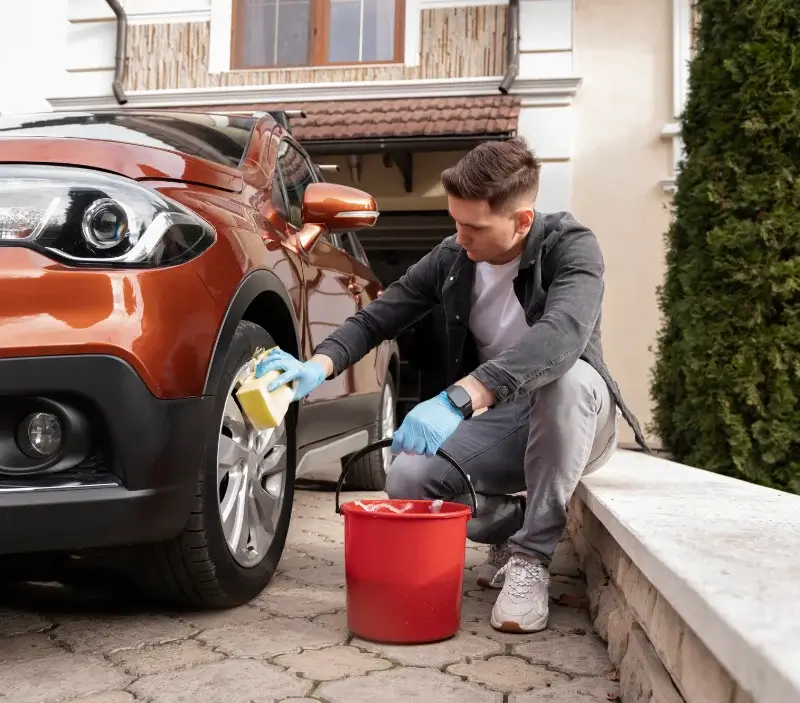 Lavage auto à domicile Sainte-Feyre : professionnel intervenant sur un véhicule